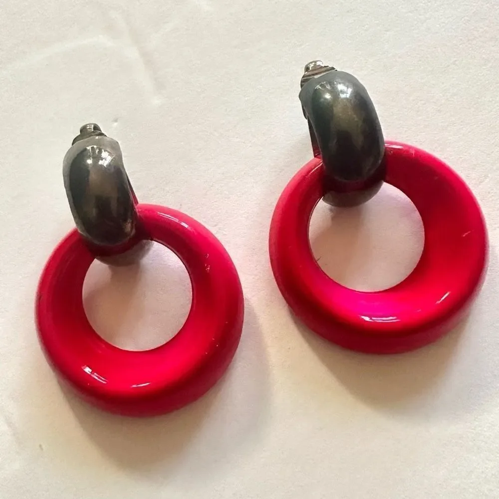 Pink and silver tone circle clip on  vintage earrings